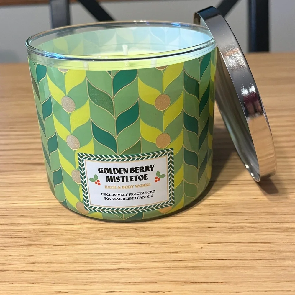 Bath & Body Works 3 Wick Candle. Golden Berry Mistletoe